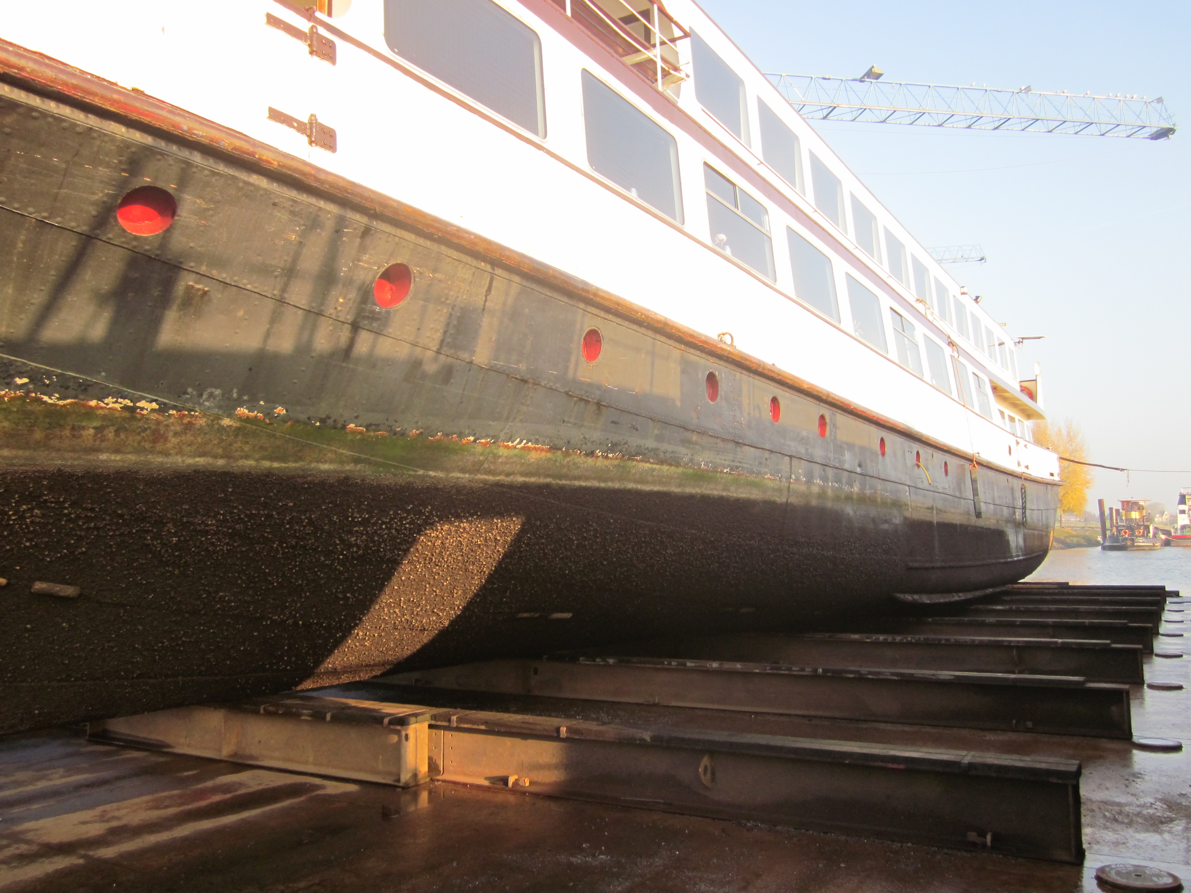 Hoge druk reinigen met 500/600 bar, stralen en conserveren onderschip van een passagiersschip, voor