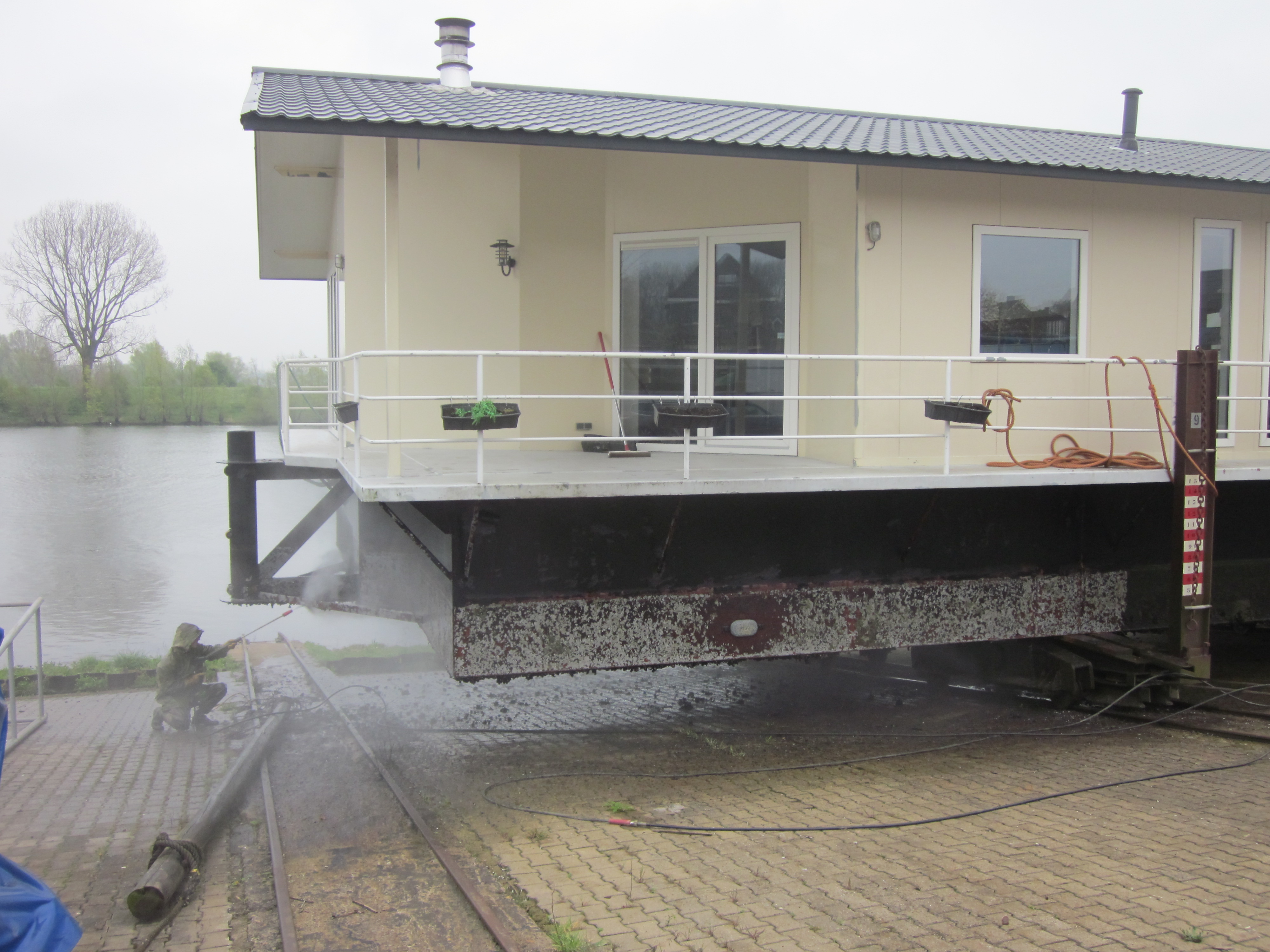 Hoge druk reinigen met 500/600 bar, stralen en conserveren onderschip van een woonark, voor