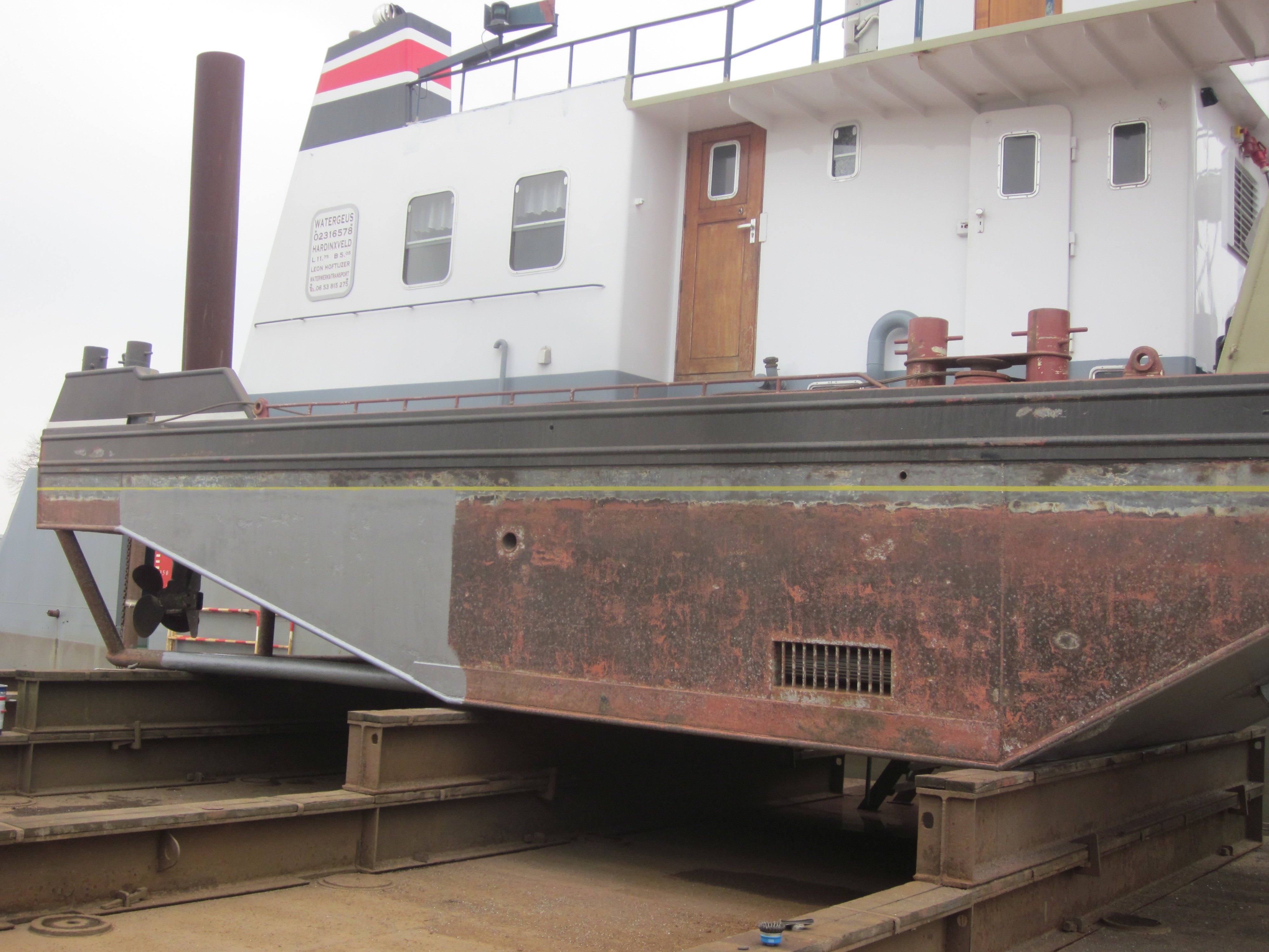 Hoge druk reinigen met 500/600 bar, stralen en conserveren onderschip van een duwboot, voor